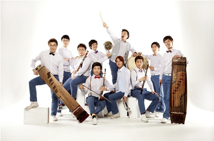 0004-10인의 젊은 남성으로 구성된 어쿠스틱 앙상블 재비.jpg