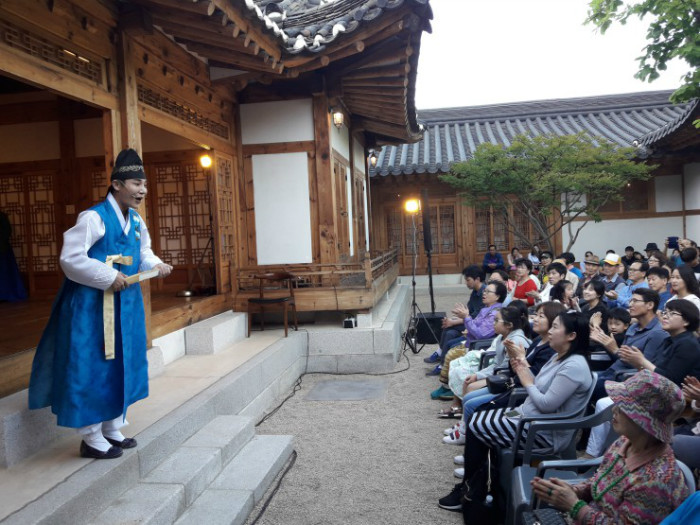 002‘가무별감 박춘재의 황제를 위한 콘서트’에서 국악 대가 박춘재 역을 맡아 진행하고 있는 소리꾼 정남훈..jpg